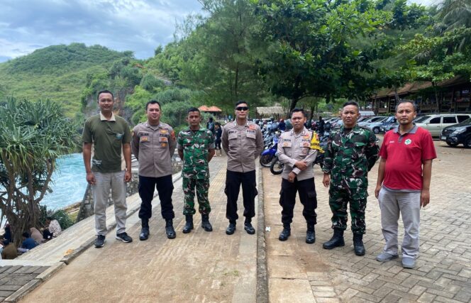 
					Ribuan Wisatawan Padati Pantai Paranggupito Wonogiri, Polisi Siaga Antisipasi Gelombang Tinggi