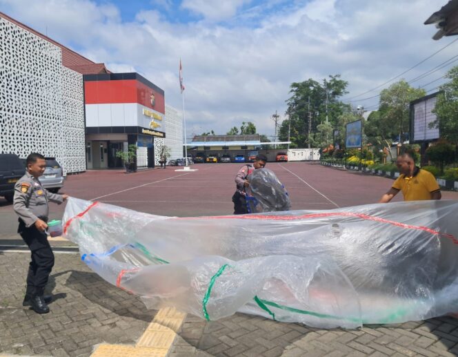 
					Jelang Lebaran Ketupat, Polres Trenggalek Sita Balon Udara Siap Terbang