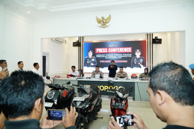 
					Polres Ponorogo amankan pasutri tersangka curanmor. (Foto : tribratanews.resbojonegoro.jatim.polri.go.id).