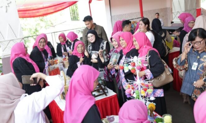 
					Pengrajin Semringah, Nawal Yasin Borong Produk Batik Pekalongan dan Lurik Klaten