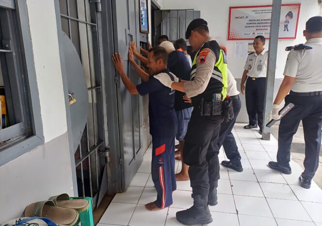 
					Razia Lapas Wonogiri, Polisi Temukan Sejumlah Barang Terlarang di Blok Hunian