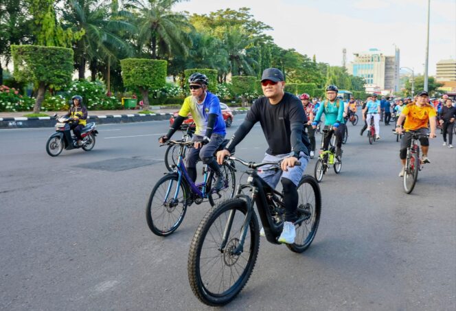 
					Gowes ke Kantor, Cara Ahmad Luthfi Budayakan Hemat Energi di Jateng