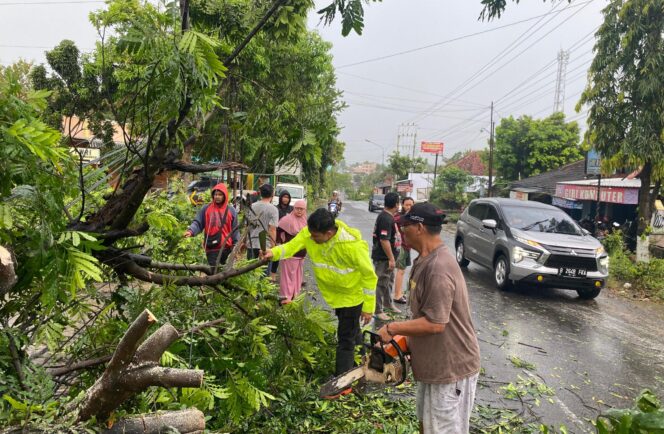 
					Hujan Lebat dan Angin Kencang Terjang Ngadirojo Wonogiri, Polisi Pastikan Tidak Ada Korban Jiwa
