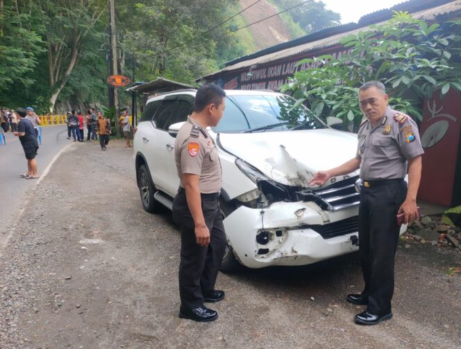 
					Batu Tebing Timpa Mobil Fortuner di KM 16 Trenggalek-Ponorogo, Jalur Ditutup