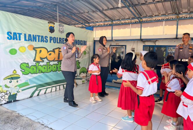 
					Satlantas Polres Wonogiri Ajak Siswa TK Belajar Tertib Berlalu Lintas Melalui Program Polisi Sahabat Anak