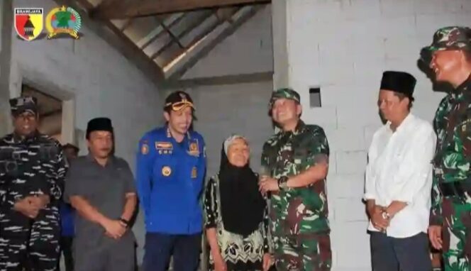 
					Senyum Bahagia Mbah Paini Melihat Rumahnya Direhab TNI
