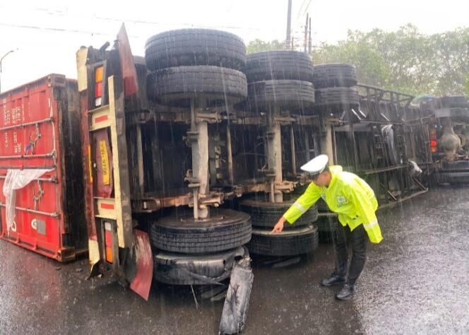 
					Pecah Ban, Truk Tronton Bermuatan Jagung Terguling di Simpang Tugu 45 Wonogiri