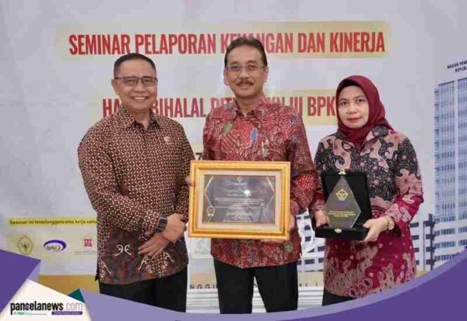 
					Momen penganugerahan penghargaan. (Foto Normawan/ Kantah Wonogiri)