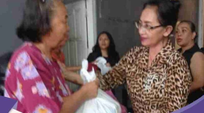 Ketua DPD Perindo Salatiga memimpin langsung aksi sosial berbagi berkah. (Foto: Budi)