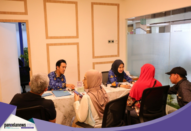 
					Interaksi hangat petugas Kantor Pertanahan saat melayani masyarakat yang urus sertipikat mandiri. (Foto: Normawan/ Kantah Wonogiri)