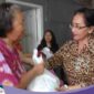 Putri Dewi Candra menyerahkan bantuan kepada anak yatim