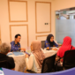 Warga sedang berkonsultasi di loket Kantor Pertanahan Kabupaten Tangerang.