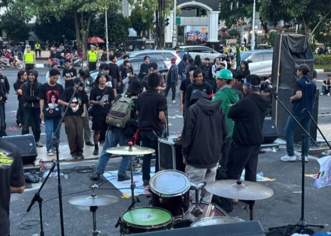 
					Suasana Aksi May Day di Semarang Berlangsung Meriah, Peserta Aksi Bernyanyi dan Menari dengan Tertib