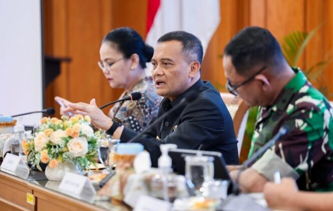 
					Jateng Gaspol Atasi Sampah! Ahmad Luthfi Gandeng TNI Sulap Gunungan Sampah Jadi Bahan Bakar