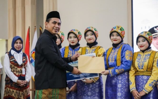 
					Juara Internasional di Thailand, Tim Tari Saman SMA 4 Semarang Dikunjungi Wagub Jateng 