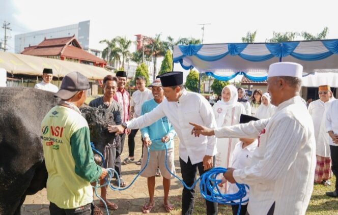 
					Semangat Idul Adha, Polda Jateng Salurkan Ribuan Paket Daging Kurban untuk Warga dan Kaum Dhuafa