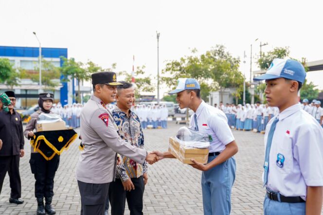 
					Kapolda Jateng Bagikan 1.000 Pasang Sepatu Gratis dan Deklarasi Kamtibmas Bersama Generasi Muda Sukoharjo