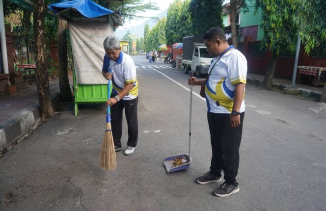 
					Sekda Trenggalek Pimpin Kerja Bakti di Hari Lingkungan Hidup Sedunia 2026