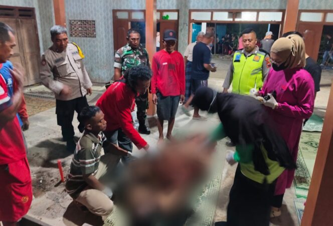 
					Polisi Evakuasi Jasad Pria Gantung Diri di Baturetno