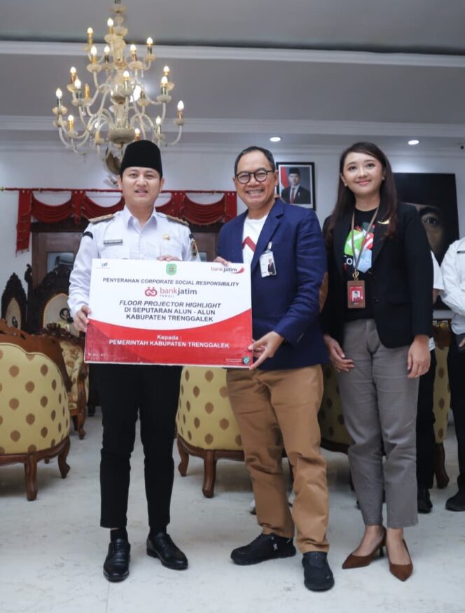 
					Bupati Trenggalek Terima CSR Bank Jatim Berupa Floor Projector Highlight di Seputaran Alun-alun