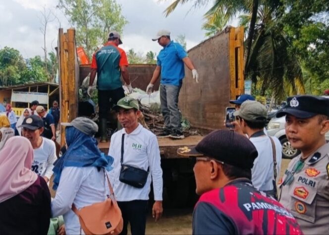 
					Peringati Hari Lingkungan Hidup Sedunia, Pemkab Trenggalek Gelar Aksi Bersih Pantai