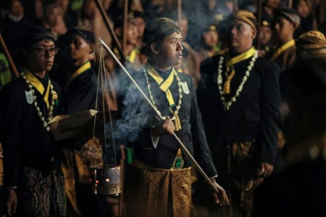 
					Puluhan Ribu Orang Antusias Saksikan Kirab Malam 1 Suro di Pura Mangkunegaran