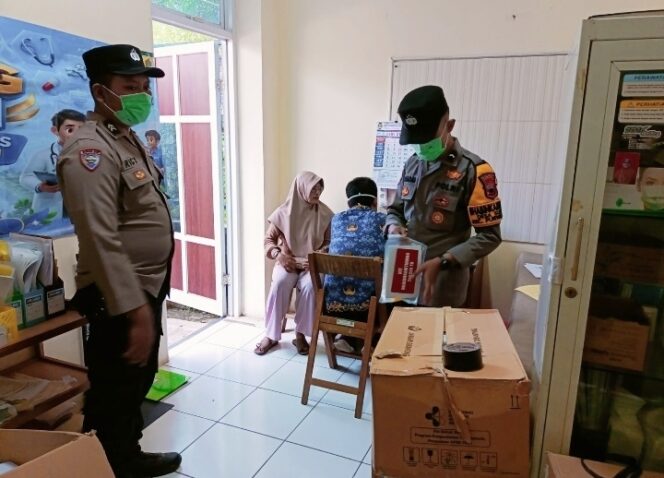 
					Peduli Kesehatan Masyarakat, Bhabinkamtibmas Polsek Purwantoro Turun Lansung Dampingi Cek Kesehatan dan Tracing TBC