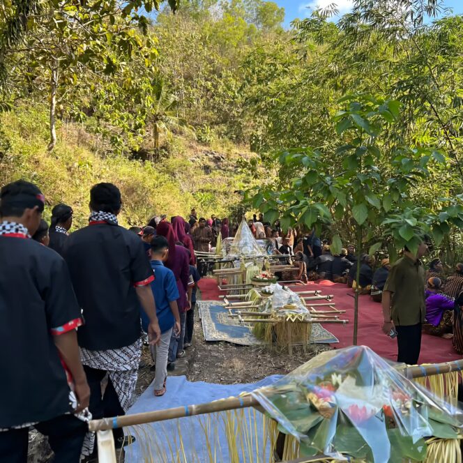 
					Lestarikan Tradisi Leluhur, Grebeg Suran dan Kirab Tumpeng Luweng Digelar di Paranggupito Wonogiri