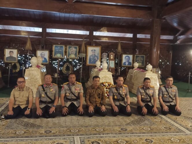 
					Peringati Hari Bhayangkara ke-80, Kapolri Ziarah ke Makam Soeharto dan Ibu Tien di Astana Giribangun