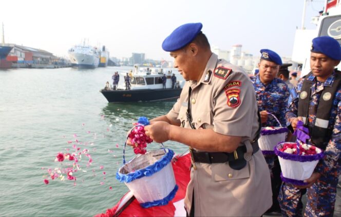 
					Tabur Bunga di Laut Warnai Peringatan Hari Bhayangkara ke-80, Polda Jateng Teguhkan Semangat Pengabdian