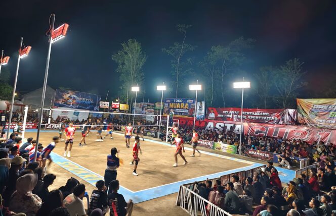 
					Antusiasme Ribuan Penonton Meriahkan Dua Turnamen Bola Voli di Wonogiri