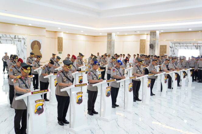 
					Polda Jateng Gelar Sertijab Terhadap 6 PJU dan 16 Jabatan Kapolres Jajaran