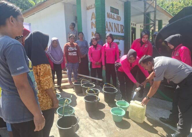 
					Bhayangkari Peduli Salurkan Bantuan Air Bersih ke Warga Paranggupito, Ringankan Dampak Kekeringan
