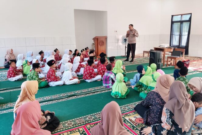 
					Police Goes to School, Polsek Ngadirojo Sambangi Siswa MI UT Arpansa Beri Edukasi Tertib Berlalu Lintas dan Cegah Bullying