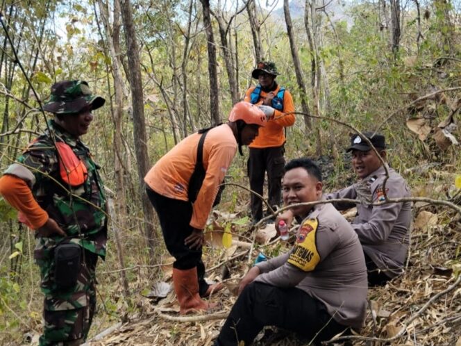 
					Hutan di Lereng Gunung Ngasem Sidoharjo Wonogiri Terbakar, TNI-Polri dan Relawan Gerak Cepat Padamkan Api 