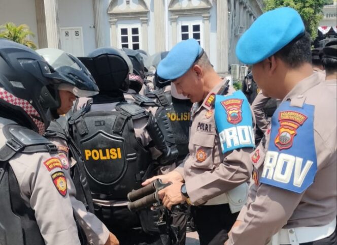 
					Bid Propam Polda Jateng Cek Seluruh Personel, Pastikan Tidak Membawa Senpi dan Barang Berbahaya Saat Layani Penyampaian Pendapat di Tugu Muda