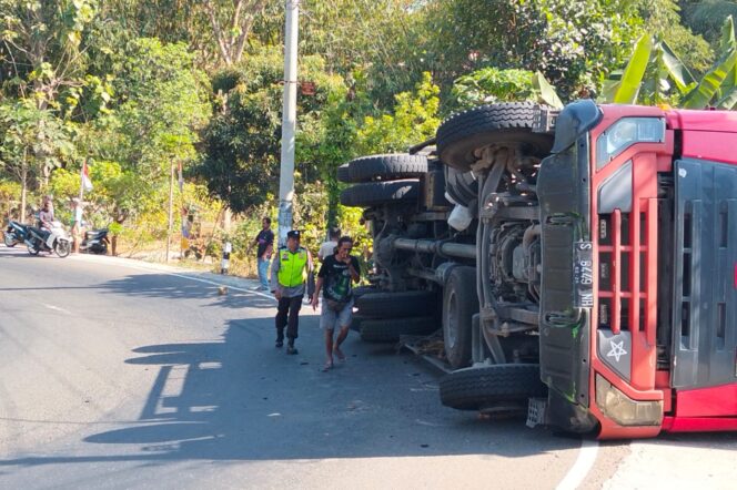 
					Gagal Nanjak, Truk Fuso Kelebihan Muatan Terguling di Jalan Jatisrono-Wonogiri