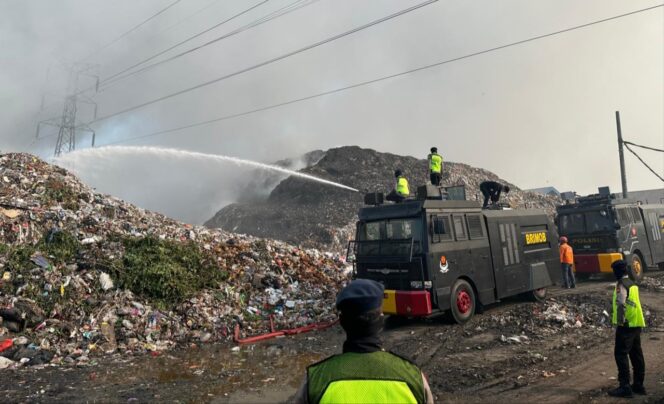 
					Brimob Polda Jateng Gerak Cepat Bantu Padamkan Api di Kawasan TPA Putri Cempo